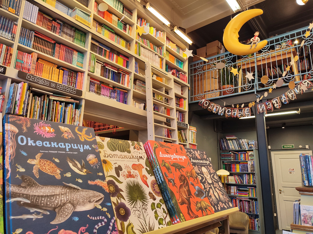 "Подписные издания" на Литейном проспекте. Это круче, чем Дом книги. Основные посетители — молодежь. 