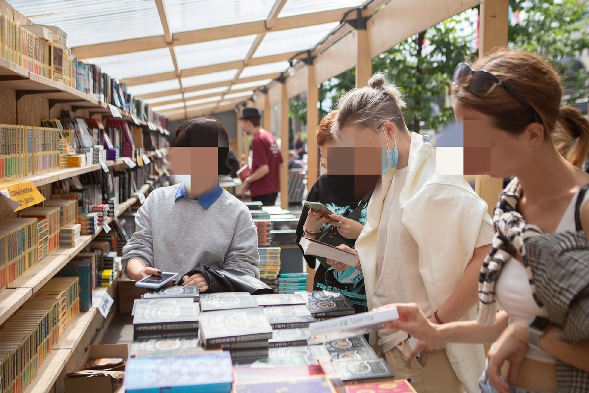 У меня есть свои телефонные фото с Книжных аллей. Но всё же я решила взять общедоступные фото штатного фотографа из официальной группы. Ссылку на неё дам в конце. И я сочла, что этичнее будет закрыть лица. 