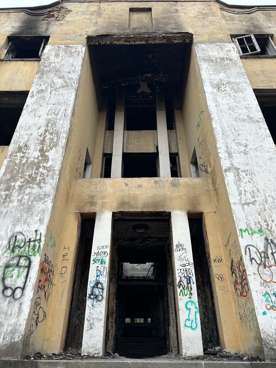 Вход в заброшенный завод