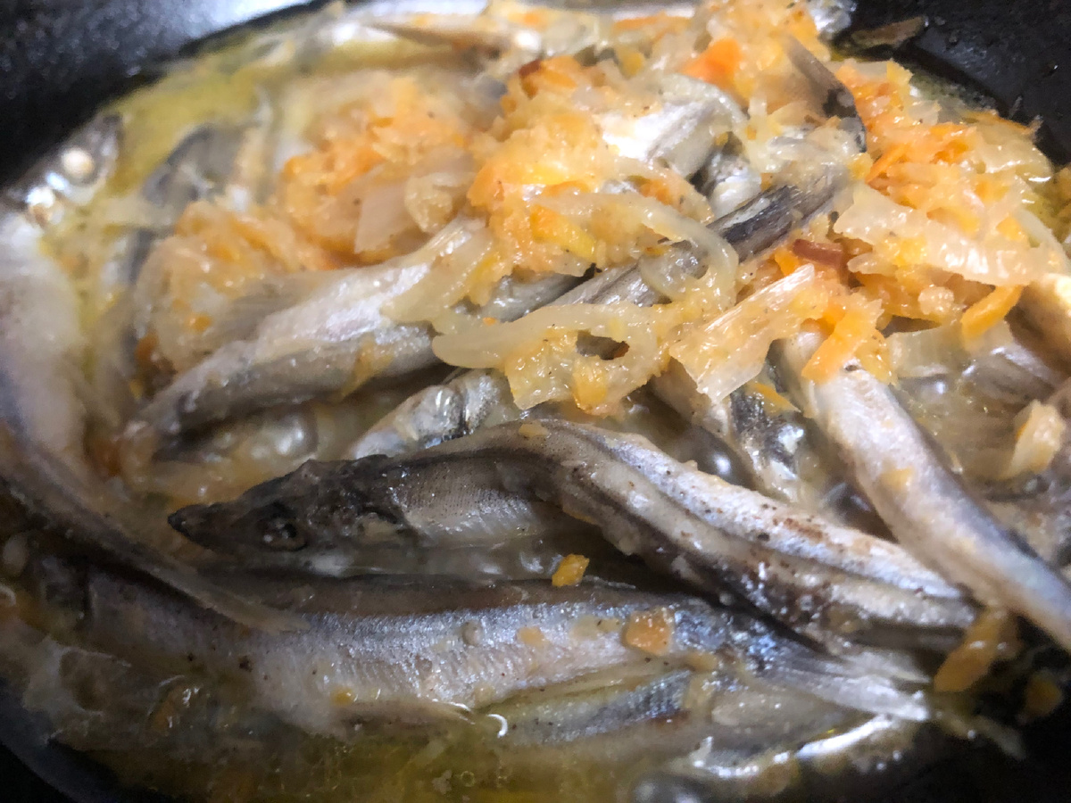 Одно из многих блюд - мойва, тушеная с морковью и репчатым луком.фотоиллюстрации автора.