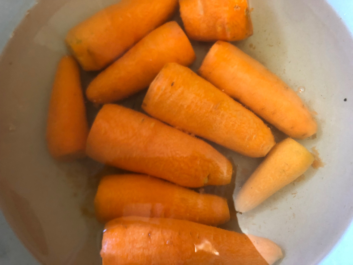 Заготавливаем морковь на зиму. Чистим, моем, натираем на терке, складываем в полиэтиленовые пакеты и храним в морозилке.