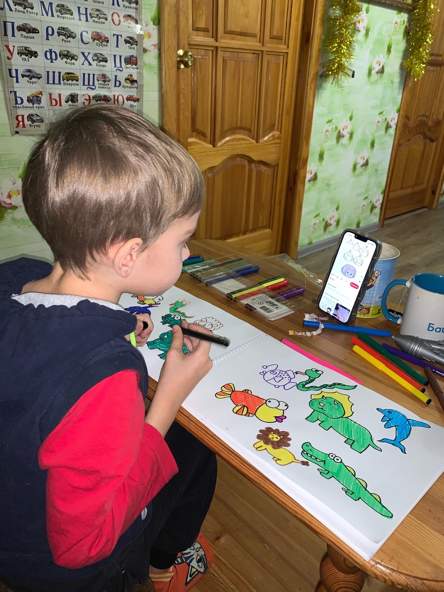 Примерно полчаса ребенок согласен заниматься одним делом. Час - максимум.