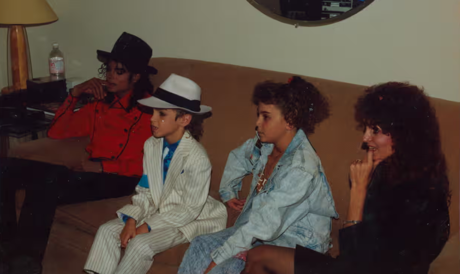 Майкл Джексон с Уэйдом Робсоном (второй слева)
