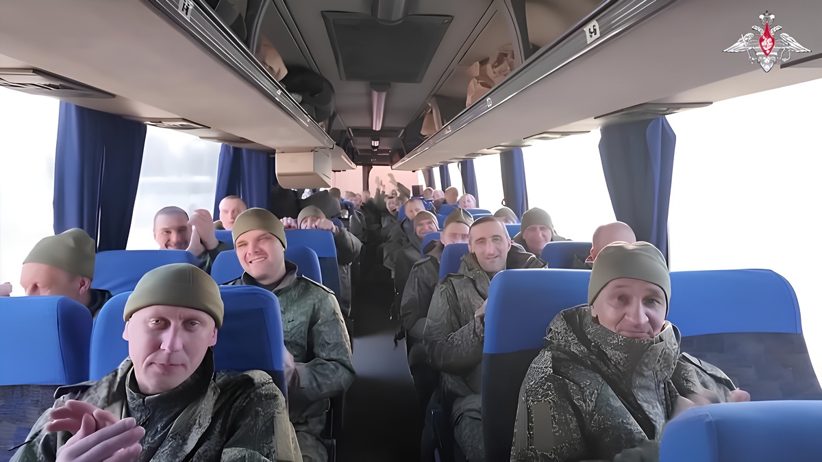 Вернувшиеся из плена российские военнослужащие созвонились с родными и сообщили, что едут домой.  Фото: Фото предосталено пресс-службой Минобороны России