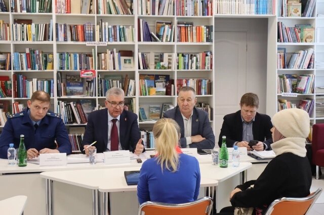    Игорь Сапко на выездном приёме граждан в Октябрьском округе. Фото: Аппарат Уполномоченного по правам человека в Пермском крае