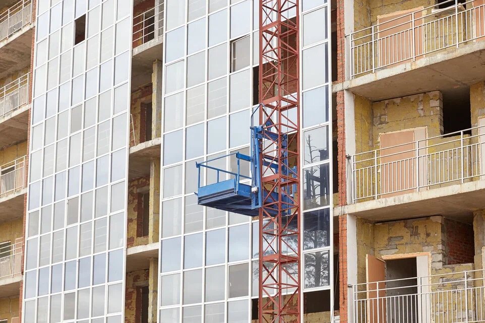 Мачтовый подъемник ООО "СК РАЙДО" на объекте в г.Пермь.