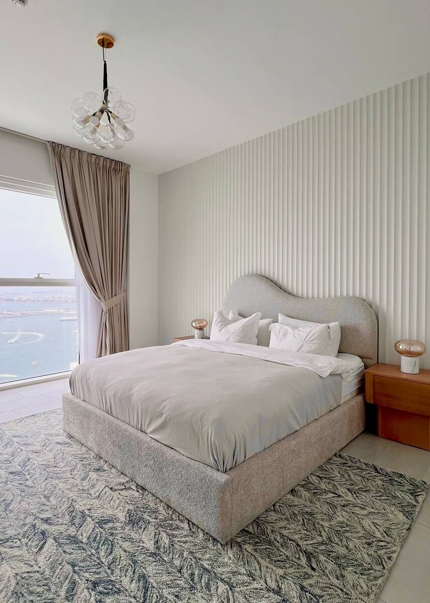 Интерьер спальни в спокойных тонах, проект Furni в Дубае