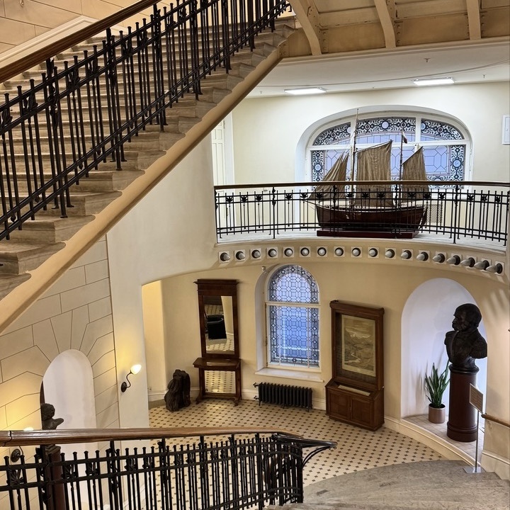 Лестница в здании РГО