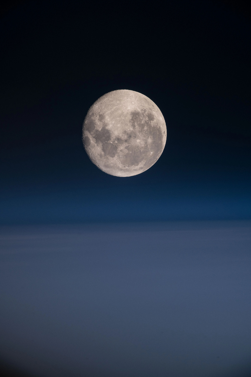 18 июля 2019 г. Полная Луна была запечатлена с борта Международной космической станции, когда орбитальный комплекс пролетал на высоте 270 миль над южной частью Тихого океана у побережья Южной Америки.