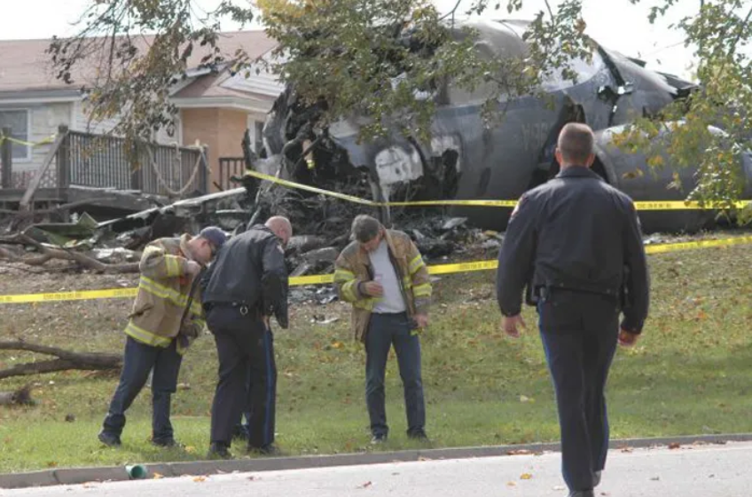 Обломки рейса 3701 авиакомпании Pinnacle Airlines лежат на заднем дворе в Джефферсон-Сити, штат Миссури. (Архив Бюро по расследованию авиационных происшествий)
