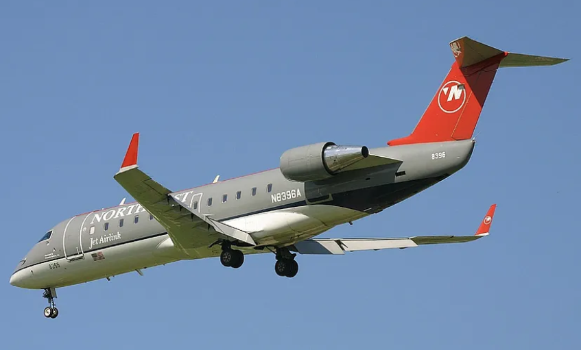 N8396A, CRJ-200, участвовавший в аварии. (Ральф Дуэнас)