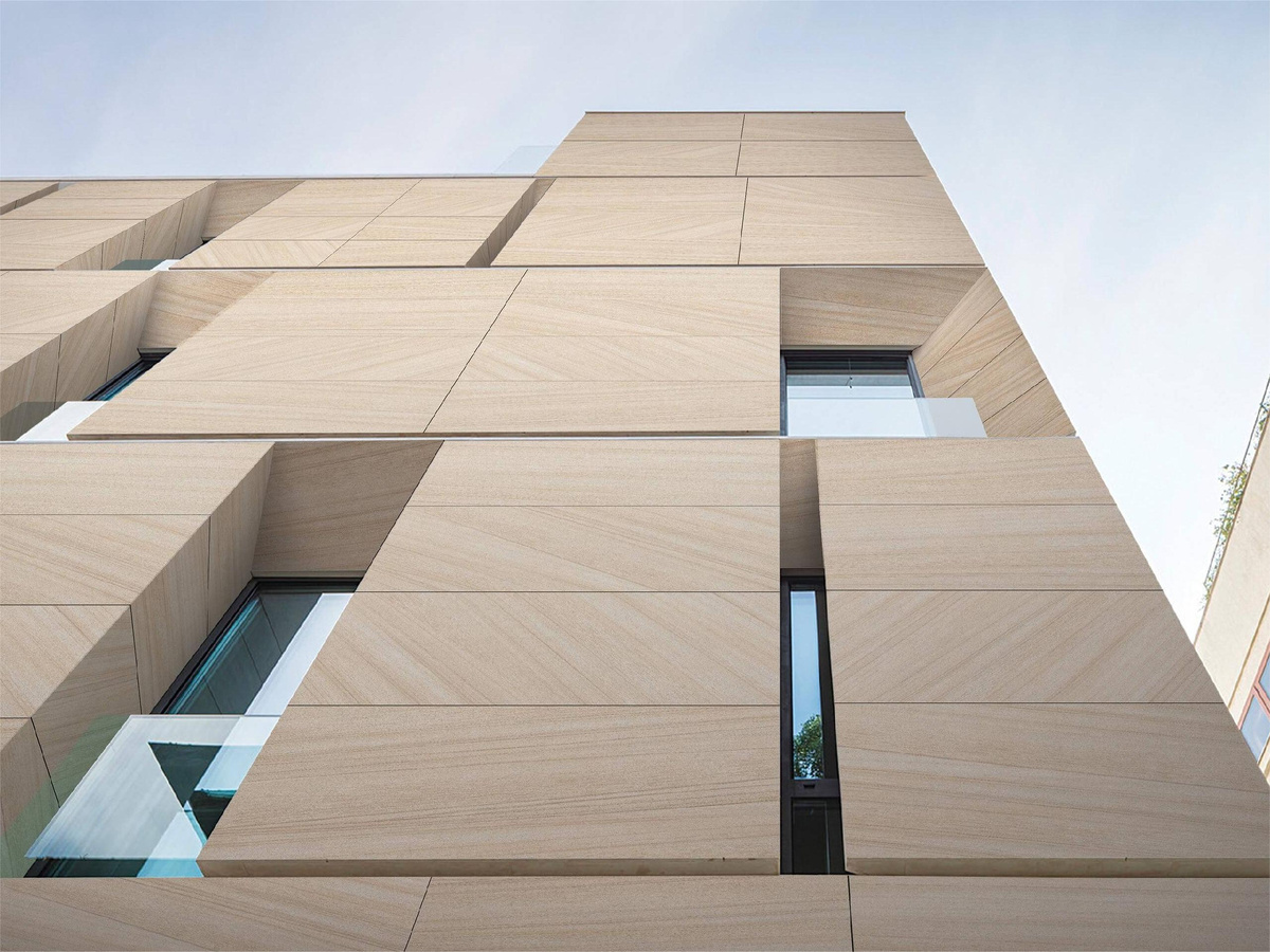 коммерческий объект с керамогранитовыми панелями 