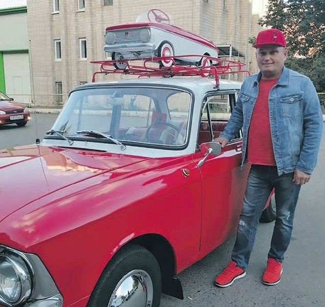 На ярко-красном «Москвиче-408»  1968 года выпуска сарапулец Сергей Шадрин выезжает на улицы города. «Красный, значит, красивый. Хочу привнести в этот мир больше ярких красок», - говорит любитель ретро-автомобилей. Фото автора.