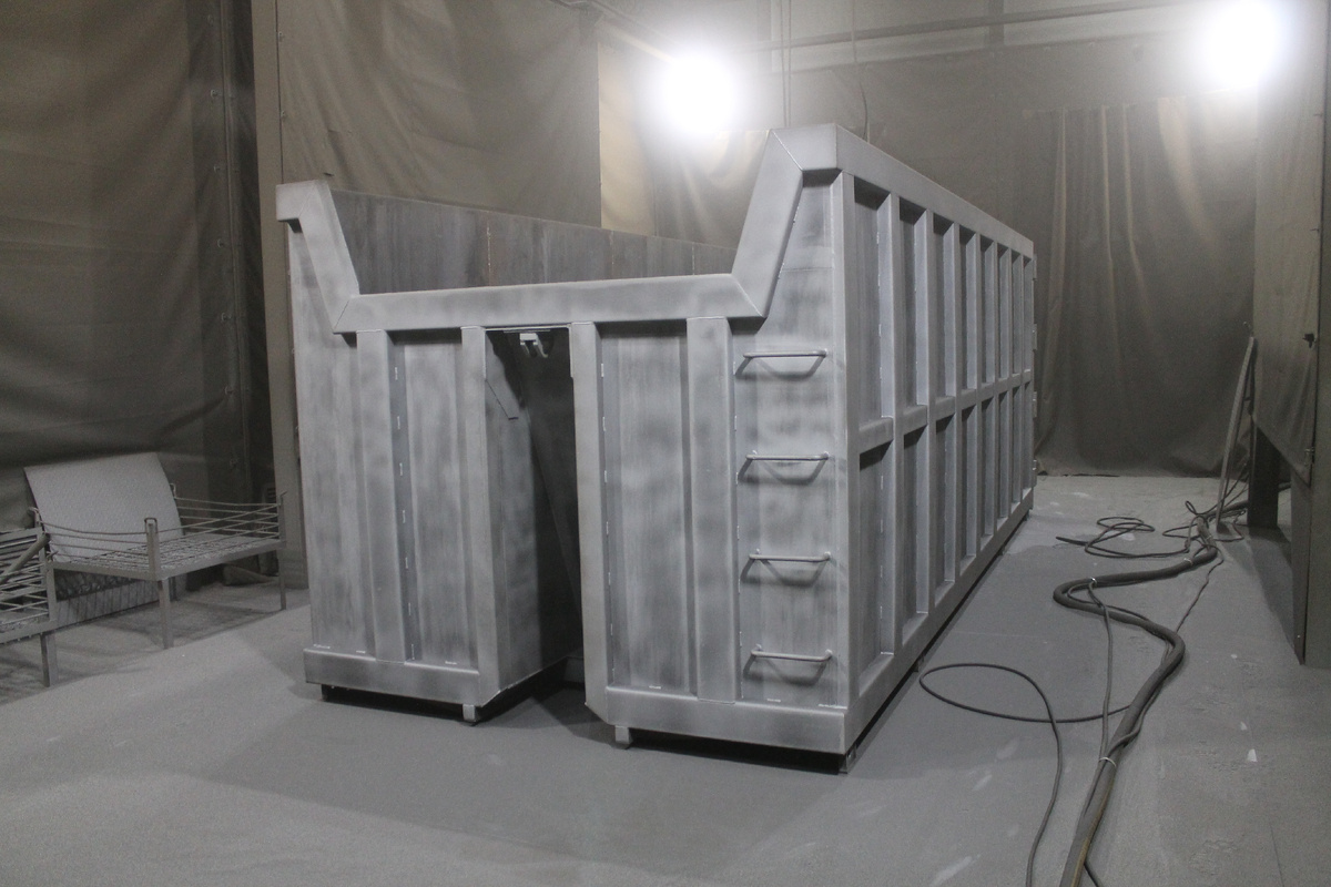 Кузов ломовоза после обработки в дробеструйной камере