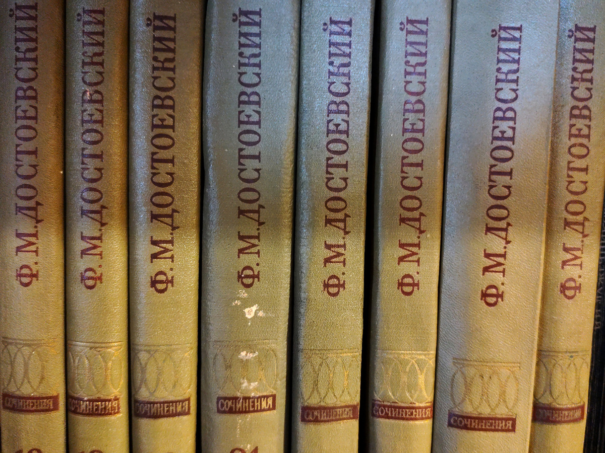 Эти книги у меня со старших классов. После многочисленных переездов (внутри Тюмени - в Лондон - снова в Тюмень - в Петербург - в Ленобласть - опять в Петербург) осталось 12 томов. А было тридцать!