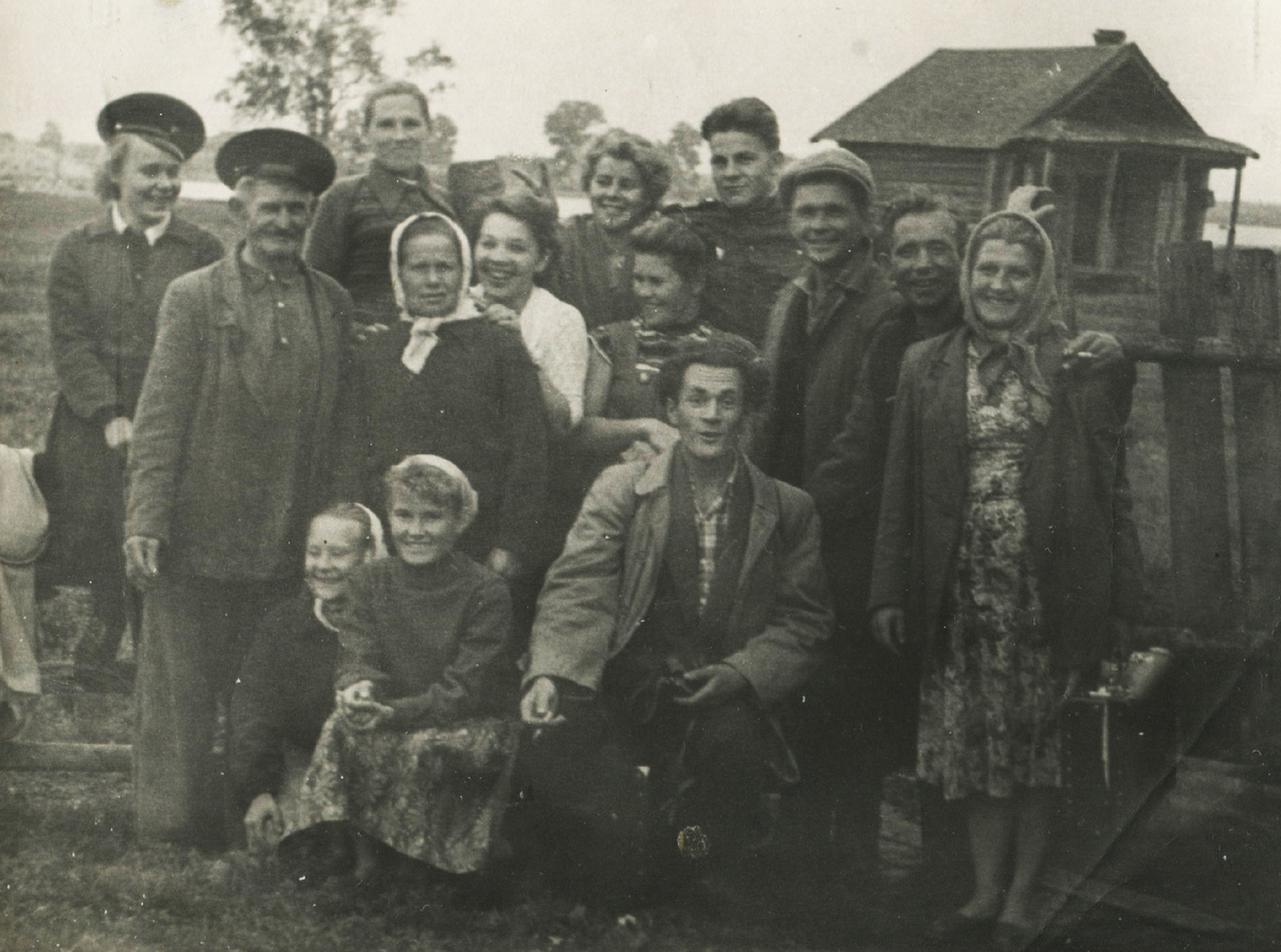 Фото из архива Веры Алексеевны Капустиной: жители села Каргулино у магазина. 1950-е гг.