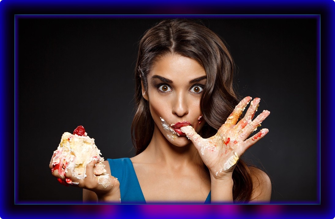 А вам слабо, друзья, уговорить огромный Чудо-торт? А я смогу, ведь я уж месяц, как голодна!