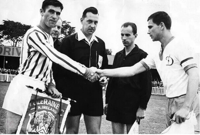 02.09.1965. "Колрейн" (Сев. Ирландия) - "Динамо" (Киев, СССР). Капитаны команд Берти Пикок и Андрей Биба.