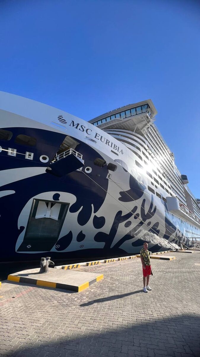 Муж на фоне нашего лайнера