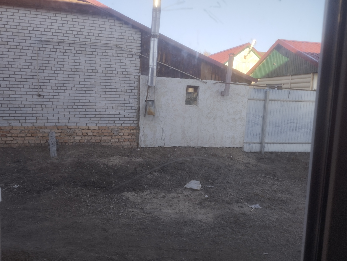 Смотришь в наше большое прекрасное окно, а там - такое... Вид так себе. Взгляд упирается в стену соседского дома.