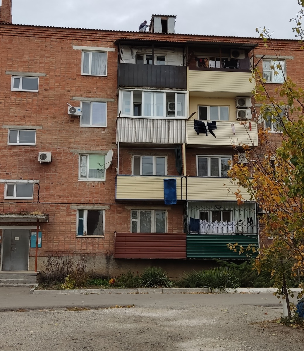 Муж на крыше, заделывает боковую стенку "слухового окна". Наша квартира - боковая со стороны улицы. 