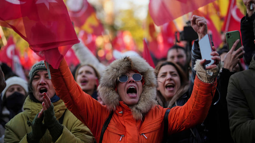 Сторонники Экрема Имамоглу собираются у здания мэрии Стамбула.📷Фото: Francisco Seco / AP
