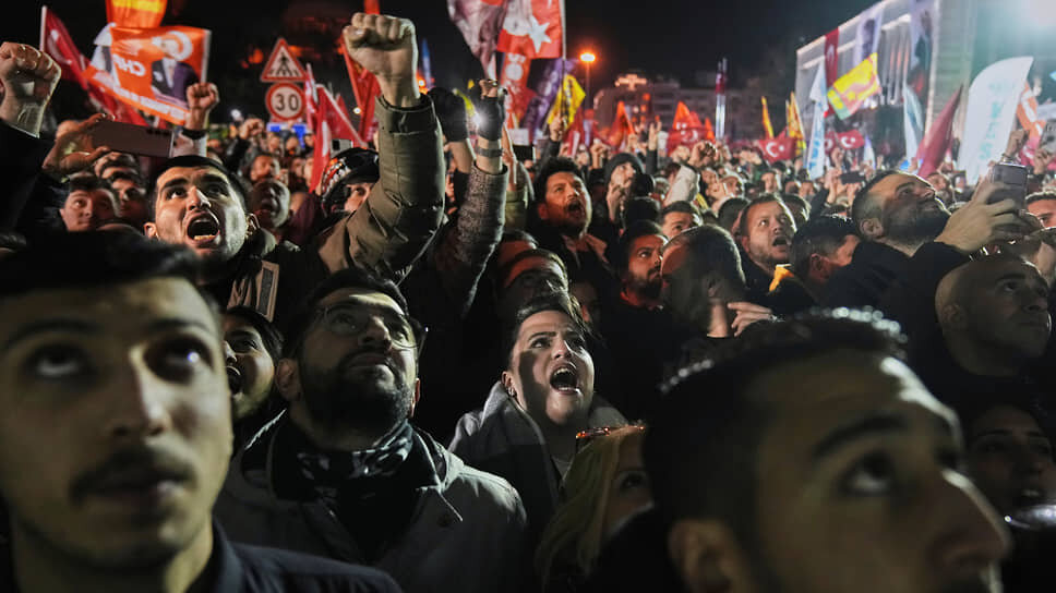 Протестующие у здания мэрии Стамбула.📷Фото: Francisco Seco / AP