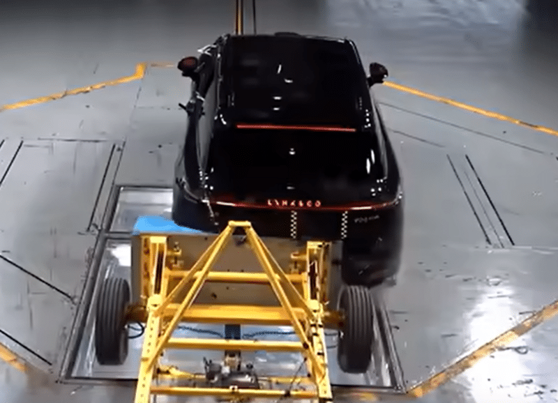 Удар сзади на скорости в 100 км/ч.