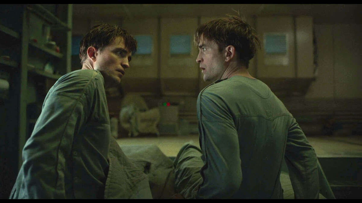 Роберт Паттисон в ролях Микки-17 и Микки-18