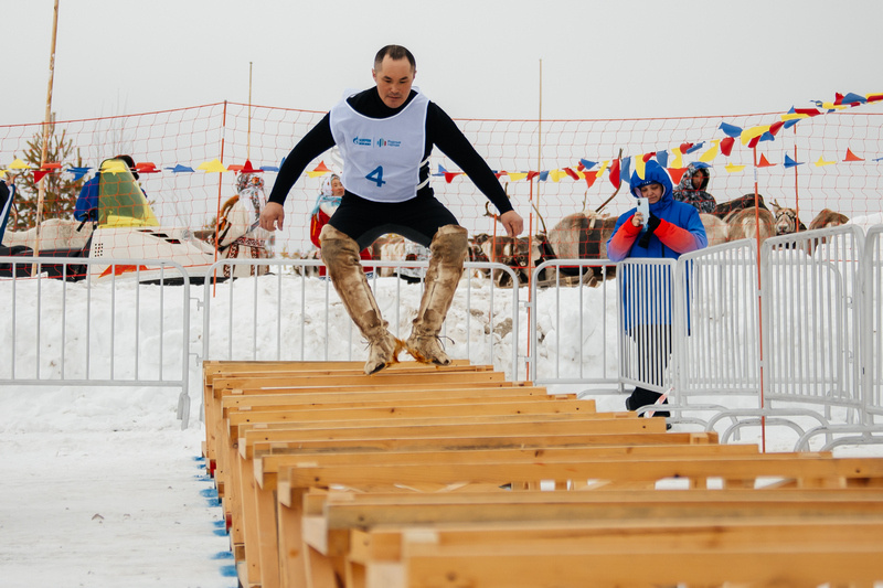 В этом соревновании нужно перепрыгнуть через 10 нарт. Причем без передышки, приземляясь на обе ноги.