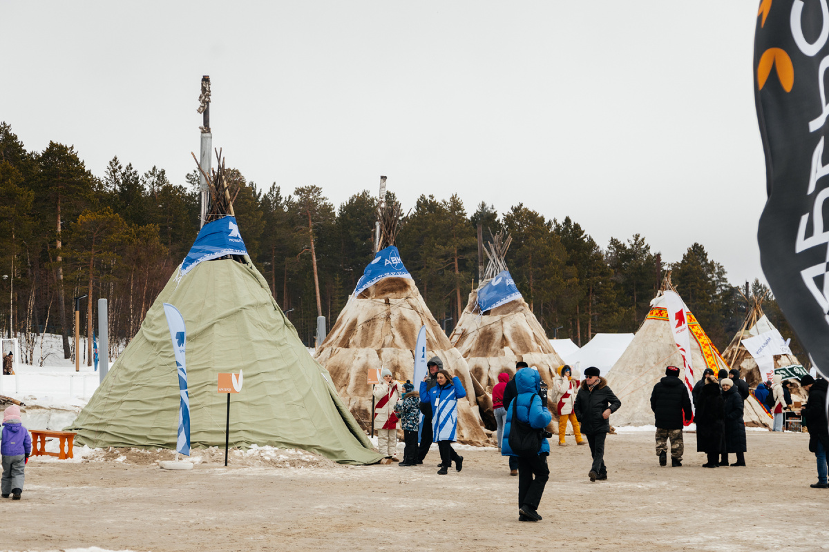 На побережье озера Ханто разместилась чумовая деревня. Каждый из 17 чумов уникален и самобытен.