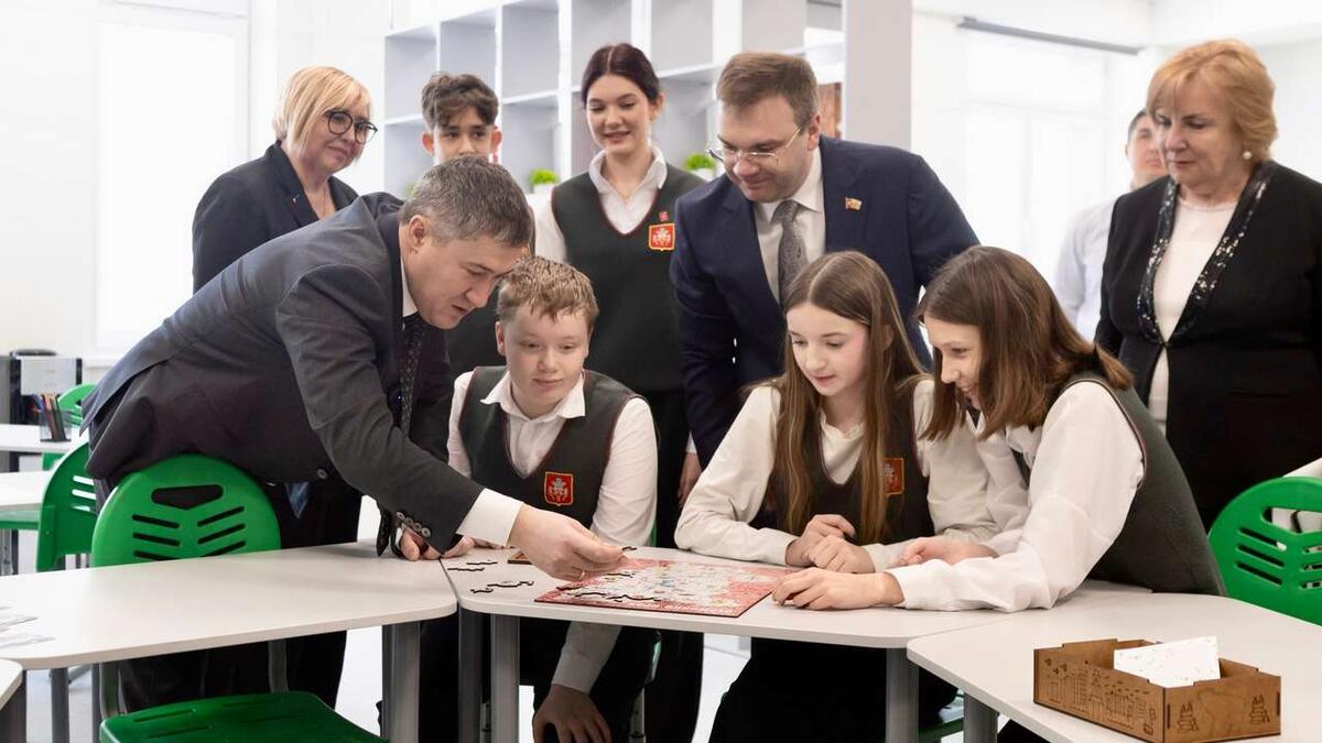 Экскурсию по новому корпусу губернатору Дмитрию Махонину и главе Перми Эдуарду Соснину провели восьмиклассник Дмитрий и десятиклассница Арина. Фото: пресс-служба губернатора Пермского края 