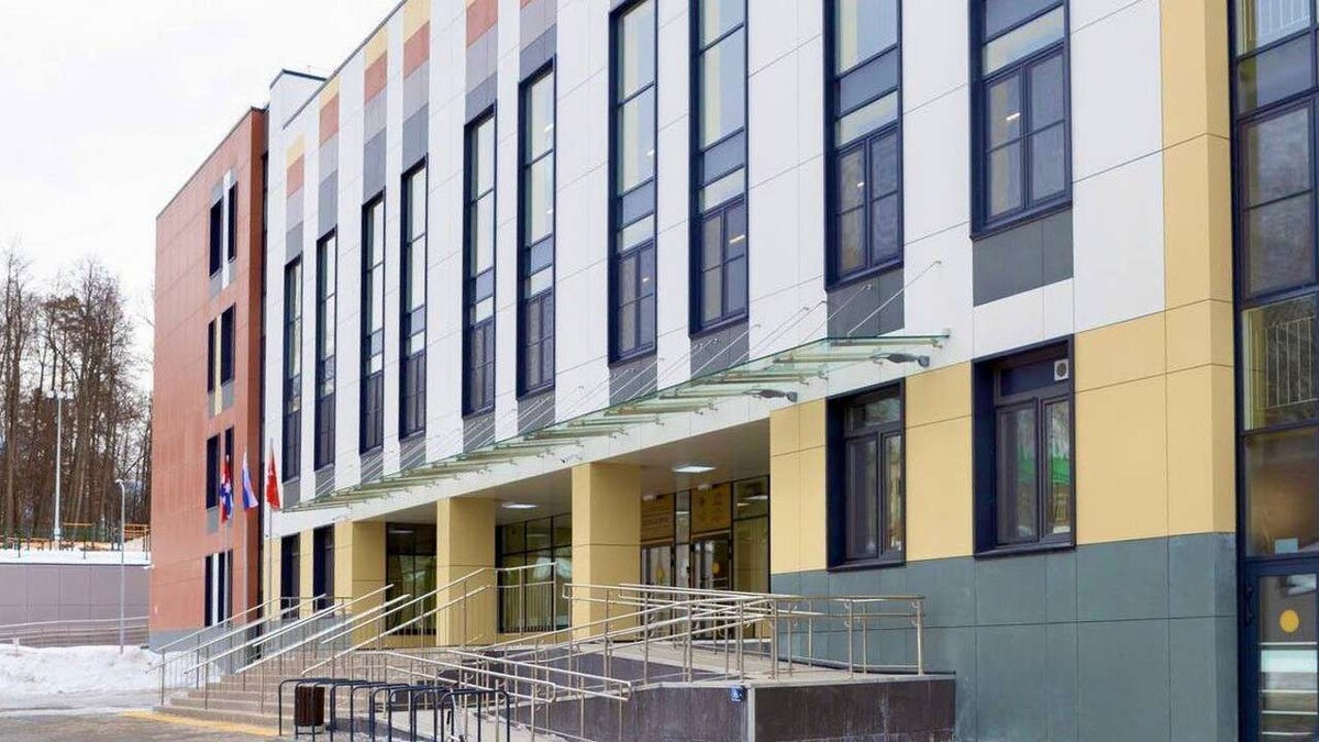 Здание  рассчитано более чем на 1000 мест, оно построено всего за год в рамках  нацпроекта «Образование». Фото: пресс-служба губернатора Пермского края