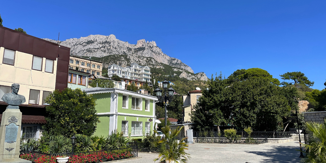 Алупка в Крыму. Город, который невозможно забыть, достаточно пройтись лишь по улицам. От дворца до уютных декорированных фасадов домов
