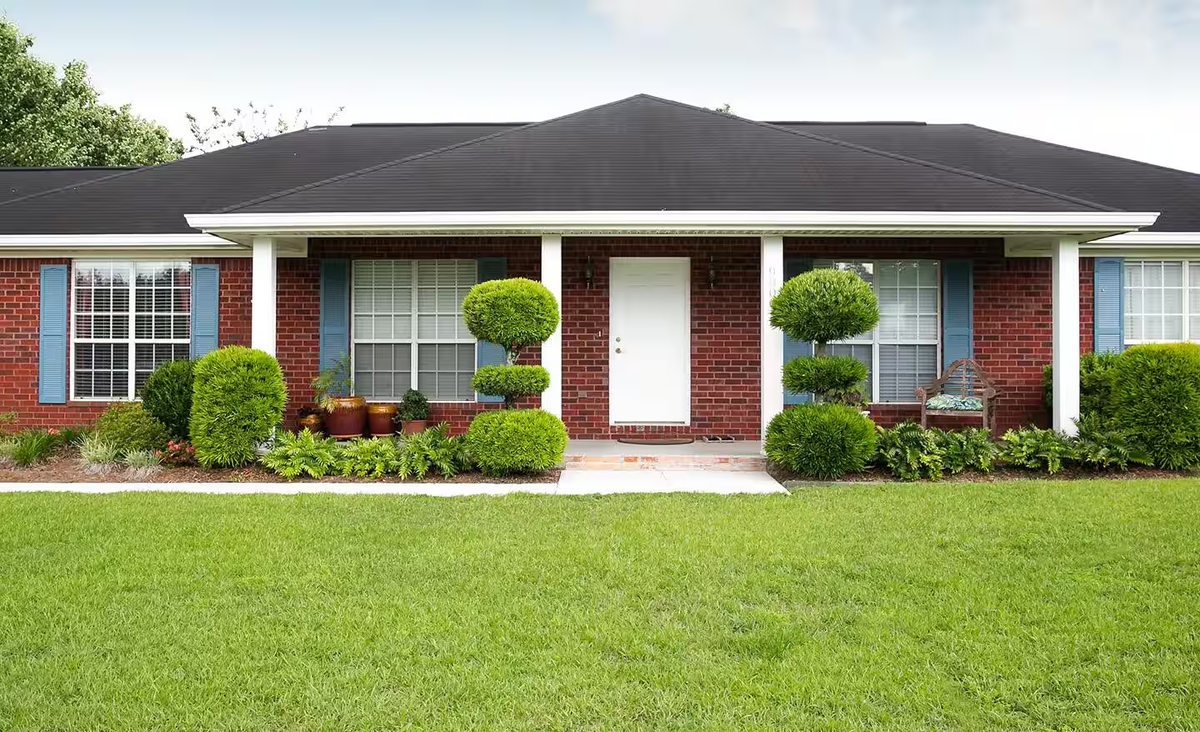 Красивый газон требует немалых усилий