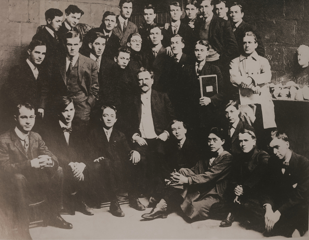 Альфонс Муха вместе со студентами Чикагской художественной академии.