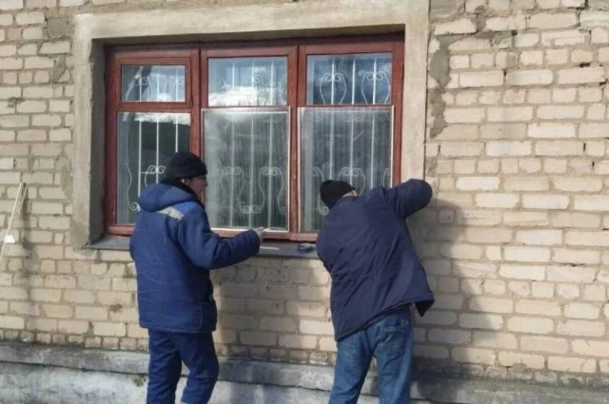    В Конаково вставляют выбитые взрывом баллона стёкла в садике и домах