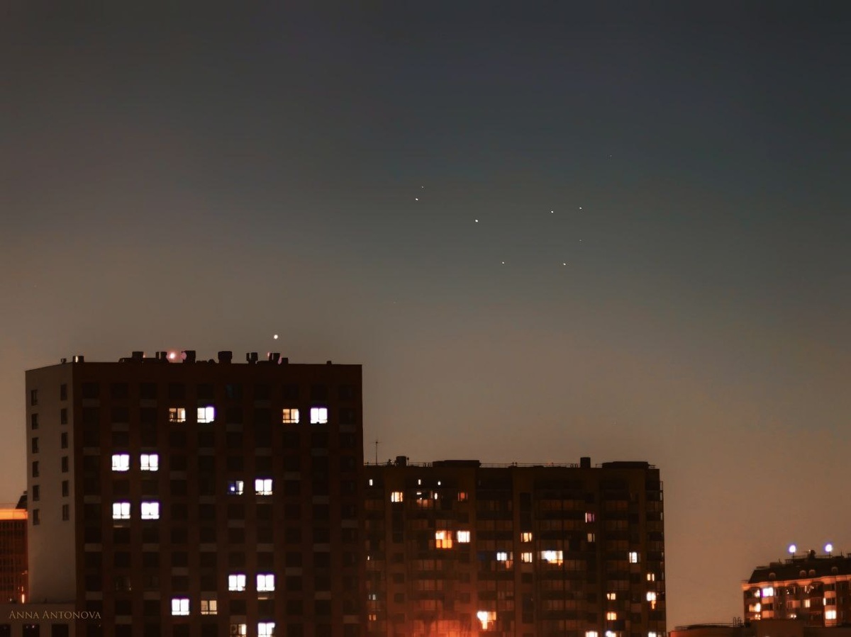 Меркурий на ночном небе (в левой части кадра прямо над жилым домом). Фото Анны Антоновой