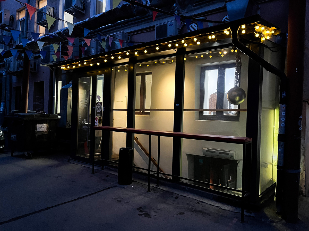 Вход в рюмочную располагается во дворе с обратной стороны здания