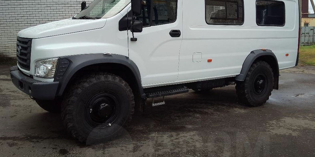 У дилеров ГАЗа появилась экзотика — внедорожный автобус на базе вездехода Садко Next с кузовом от ГАЗели Next. Выглядит это необычно 🤔