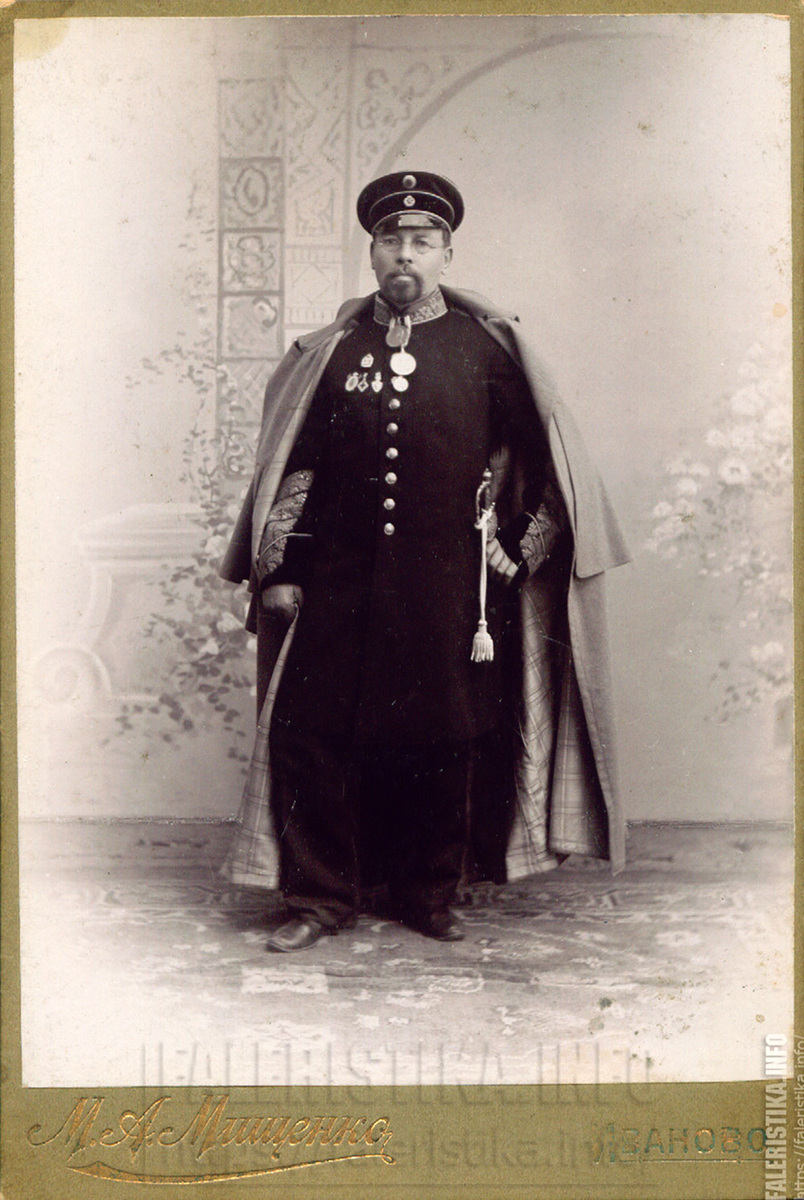 Чиновник с шейными медалями «За усердие» 