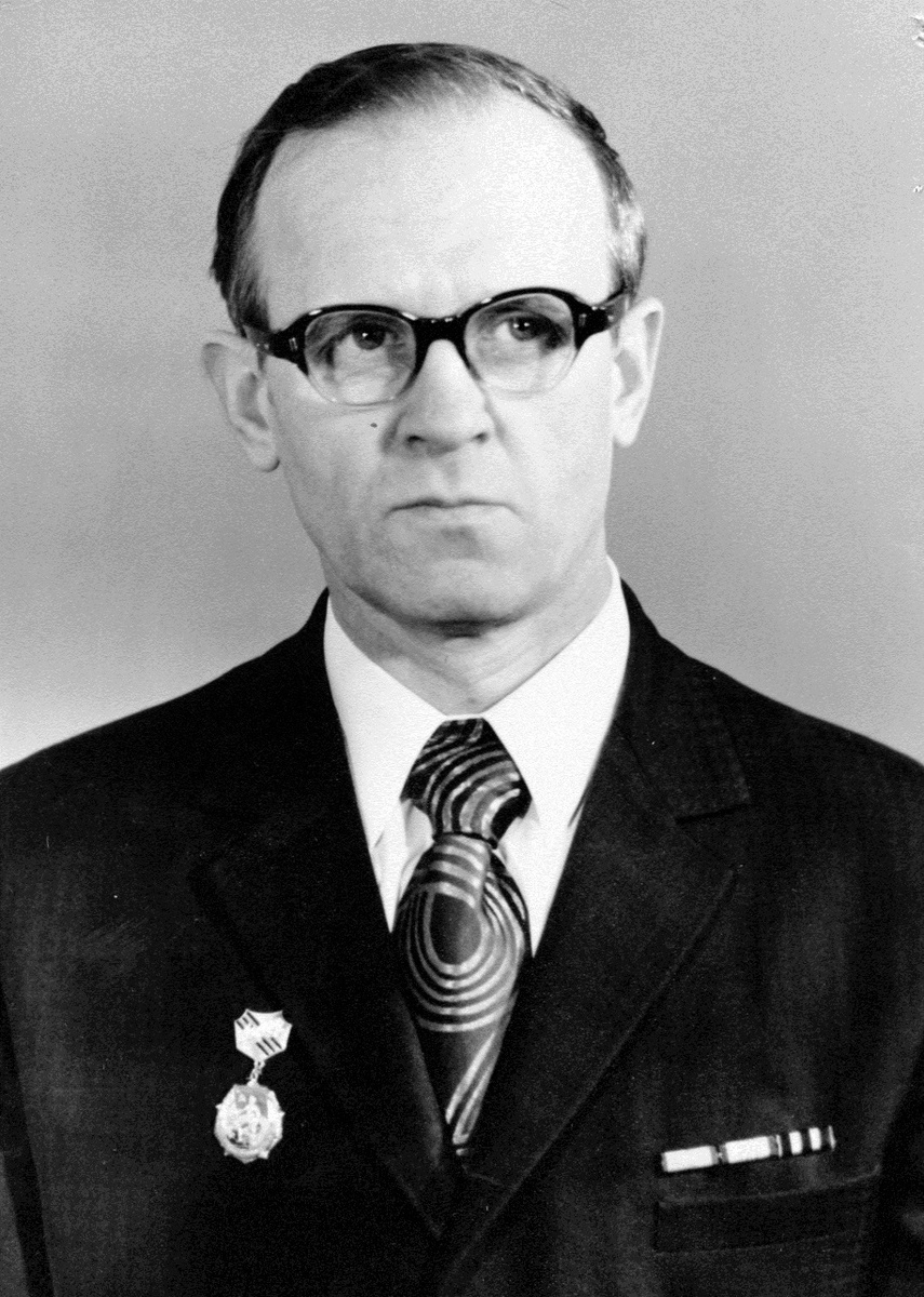 Родился 30 октября 1925 года в г. Казань.