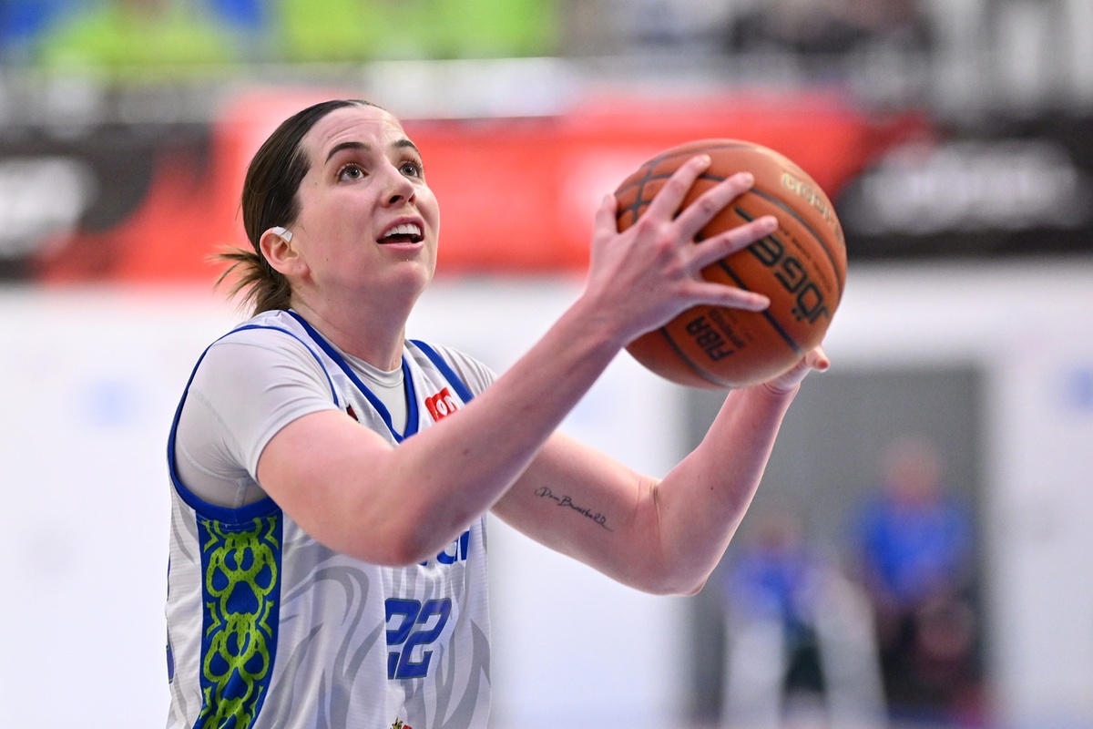 Андреа Изли