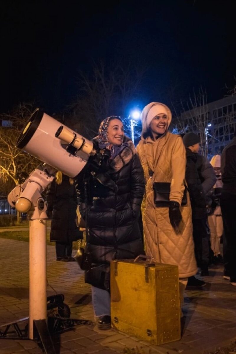    Тротуарная астрономия на Проспекте Губернатора Анатолия Гужвина 6 января 2025г. Фото: Клуб астрономов им. Ф.Ю. Зигеля / Александр Волченко