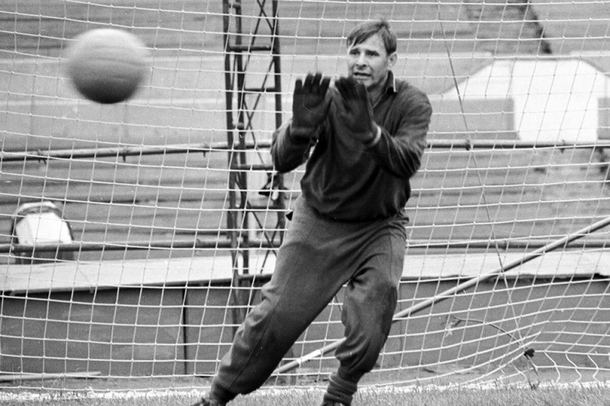    Вратарь Лев Яшин на тренировке, 1969 год.