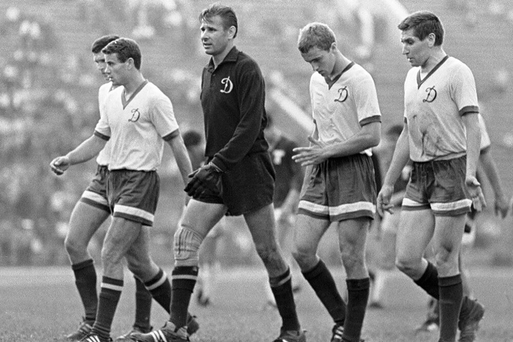    Команда «Динамо» (Москва), победившая команду «Торпедо» (Москва) на первенстве СССР по футболу со счетом 1:0, покидает поле после игры. В центре — вратарь Лев Яшин, 1967 год. Фото: РИА Новости/ М. Боташев