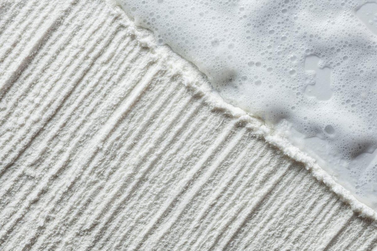 fotaro100 / Shutterstock / FOTODOM📷Если энзимную пудру смешать с водой, она превратится в мягкую пену