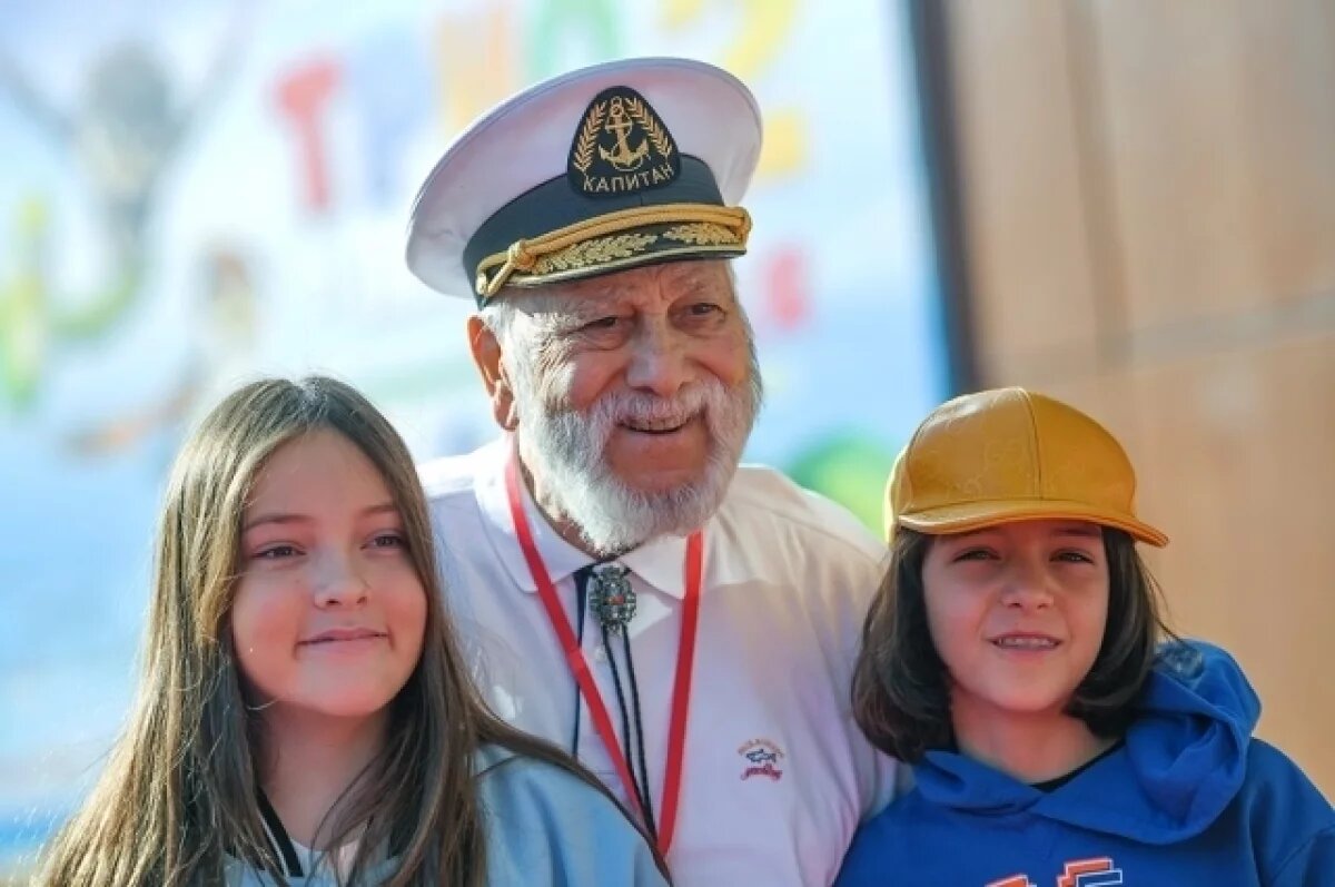 Бедрос Киркоров со своими единсвтенными внуками Аллой-Викторией и Мартином.