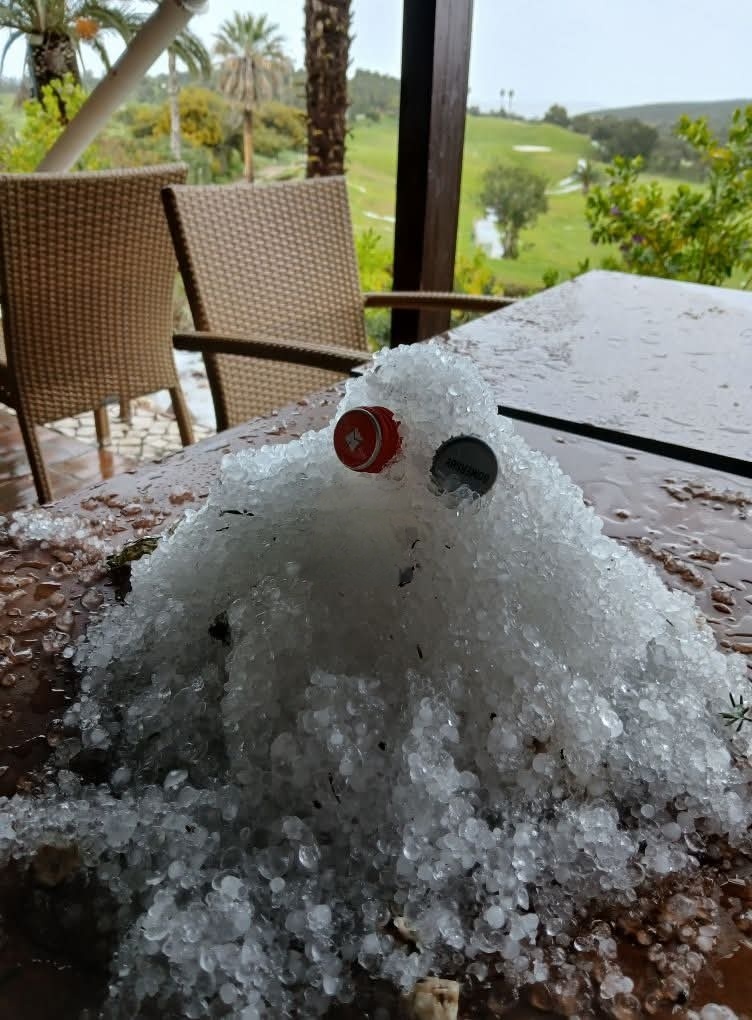 Это снеговик из града