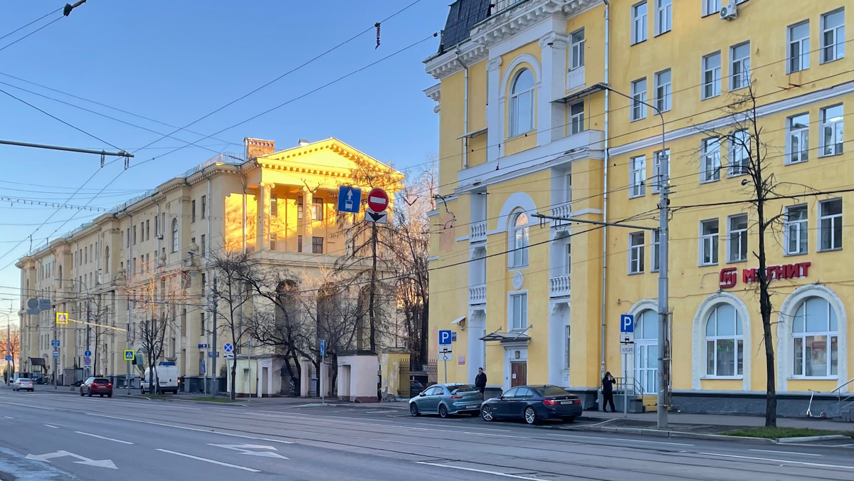 Первомайская улица, 126 и 128. Вид с северо-запада. В парадный комплекс зданий входит авторское ограждение, сохранившееся до наших дней. 